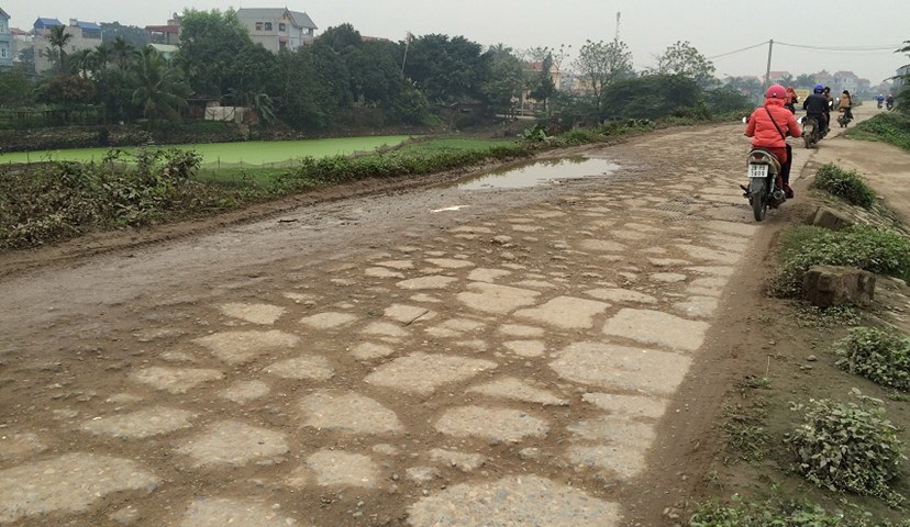 Hà[-]Nội:[-]Đường[-]đê[-]Sông[-]Đáy[-]xuống[-]cấp[-]nghiêm[-]trọng